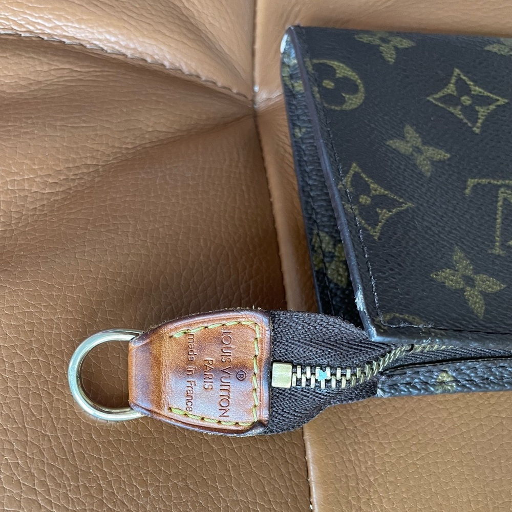 Authentic Louis Vuitton Toilette Pouch - Brown & Tan Traditional Monogram. - Picture 7 of 14